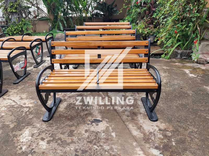 tempat duduk di taman