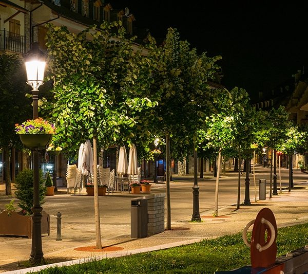 Percantik Suasana Taman Anda Dengan Tiang Lampu Antik