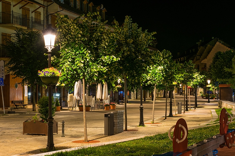 Percantik Suasana Taman Anda Dengan Tiang Lampu Antik