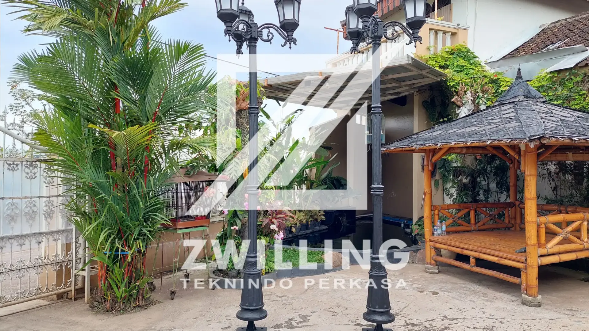 tiang lampu penerangan jalan 