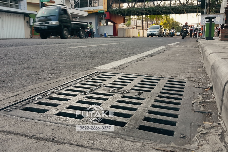 Besi Penutup Selokan