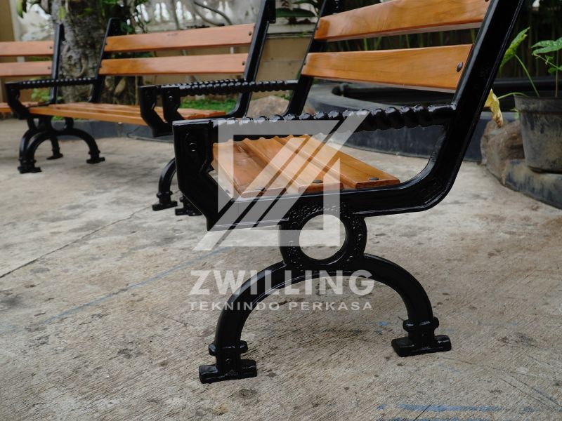 kursi besi taman minimalis