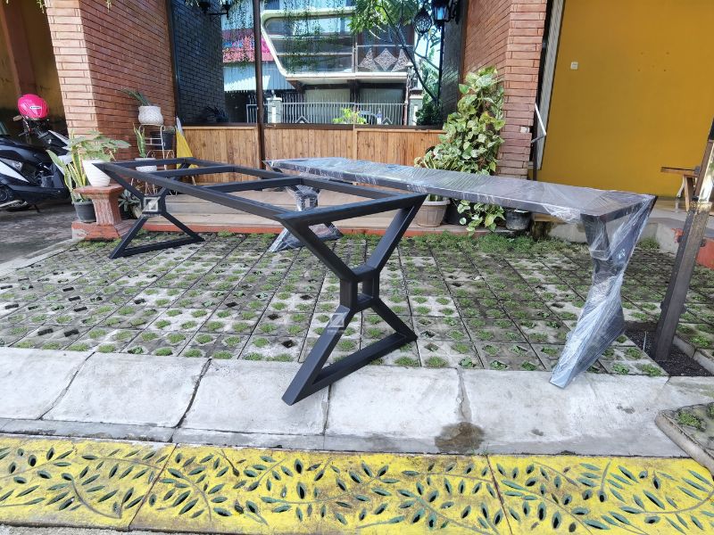 Kaki Meja Unik Besi